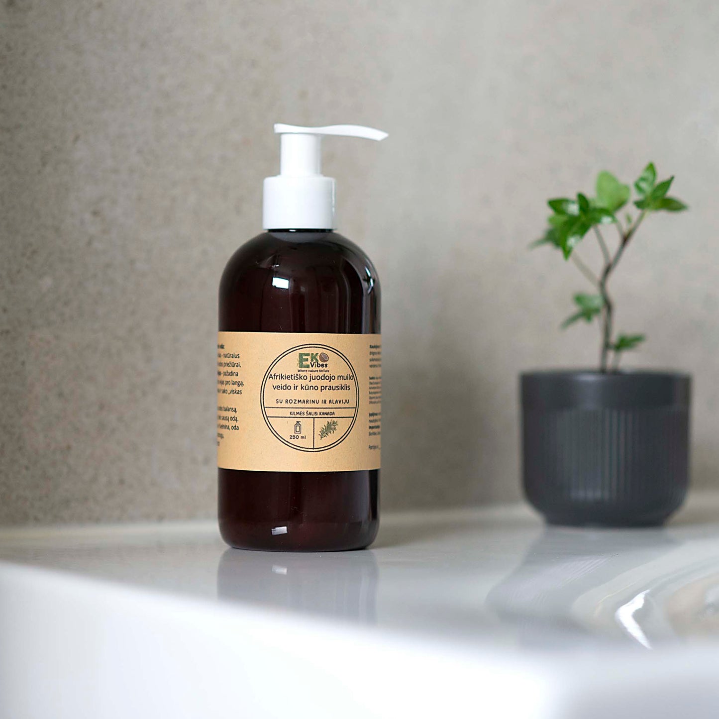 Afrikietiško juodojo muilo veido ir kūno prausiklis su alaviju ir rozmarinu