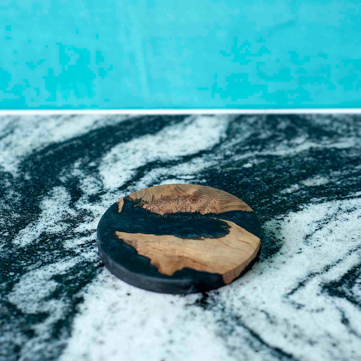 Rankų darbo apvalus padėkliukas – akacijos mediena ir juoda derva