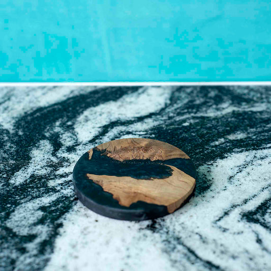 Rankų darbo apvalus padėkliukas – akacijos mediena ir juoda derva