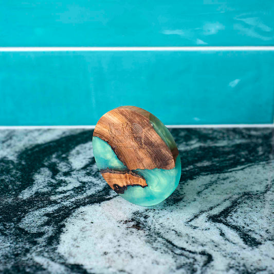 Apvalus padėkliukas iš akacijos medžio ir žalios epoksidinės dervos