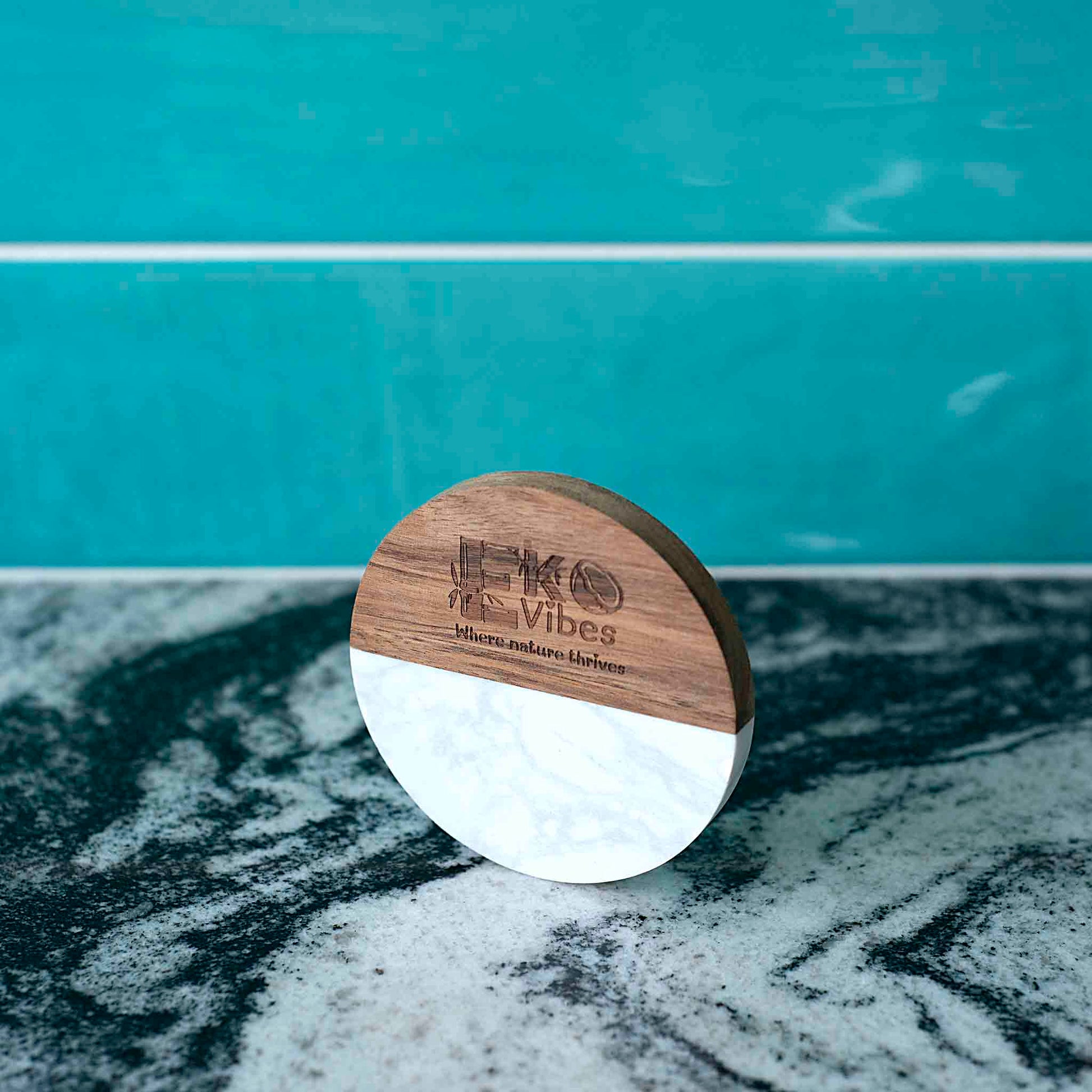 Apvalus padėkliukas iš medžio ir balto marmuro – 10×10 cm