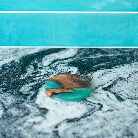 Rankų darbo žalias padėkliukas – apvali forma ir natūrali mediena