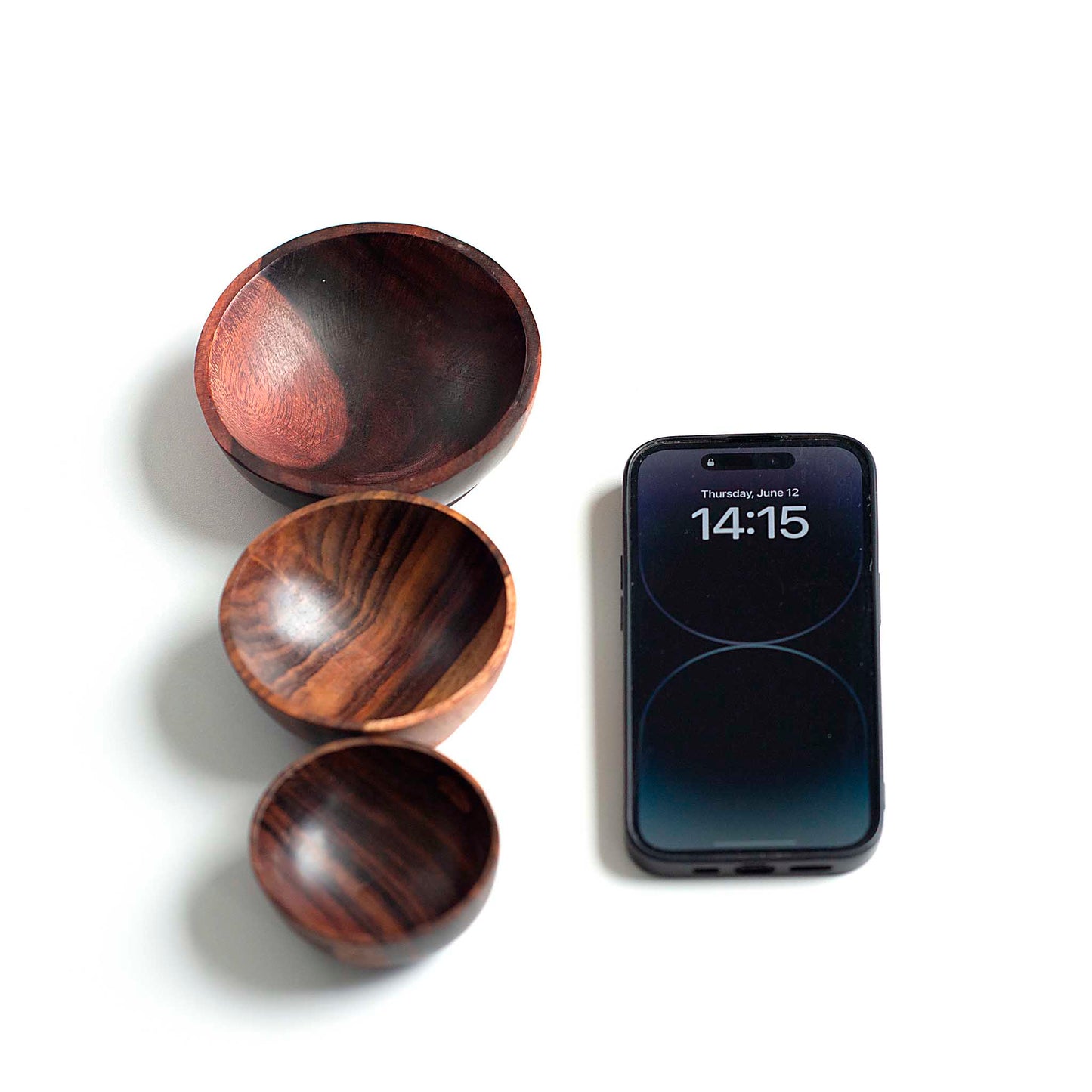 Sono medžio dubenėliai šalia telefono – realus dydžio palyginimas.