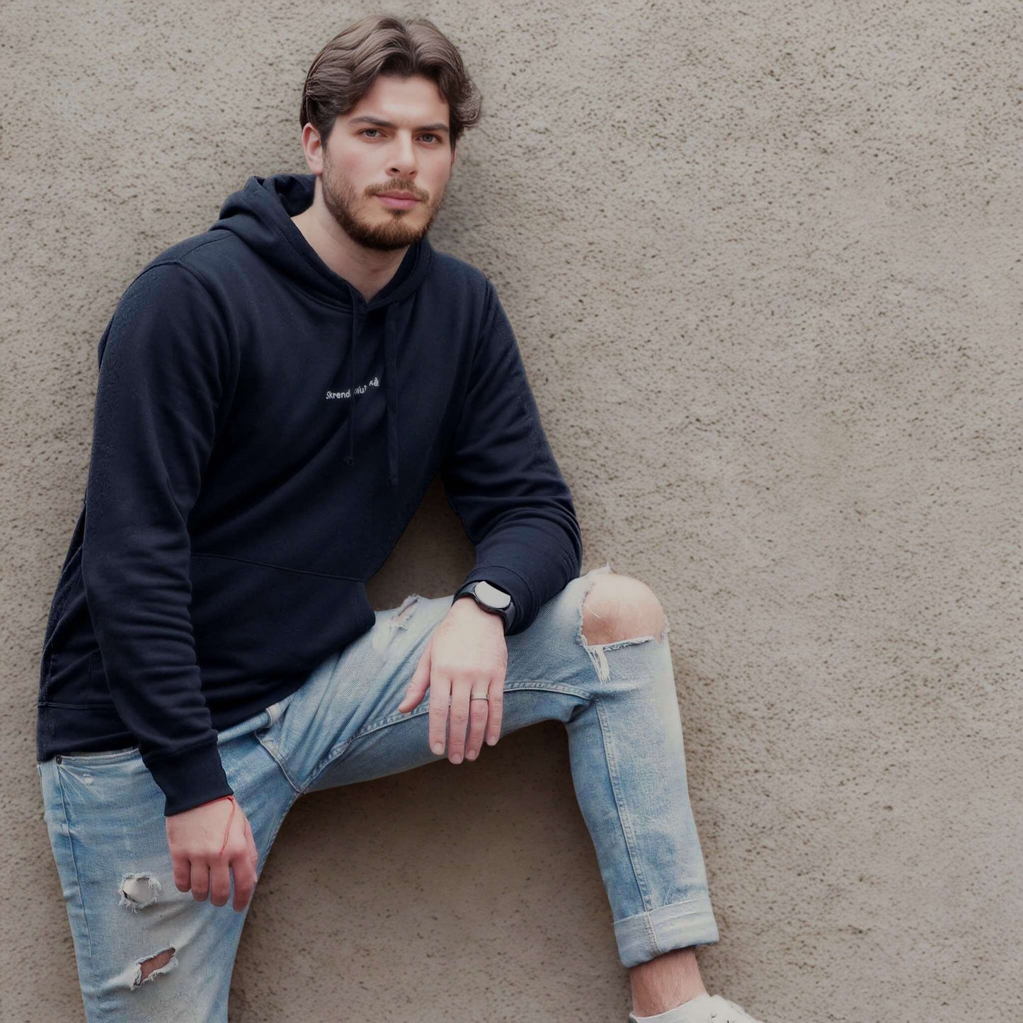 Ekologiškas džemperis „Skrendu i Niujorkà“ ant vyriško modelio