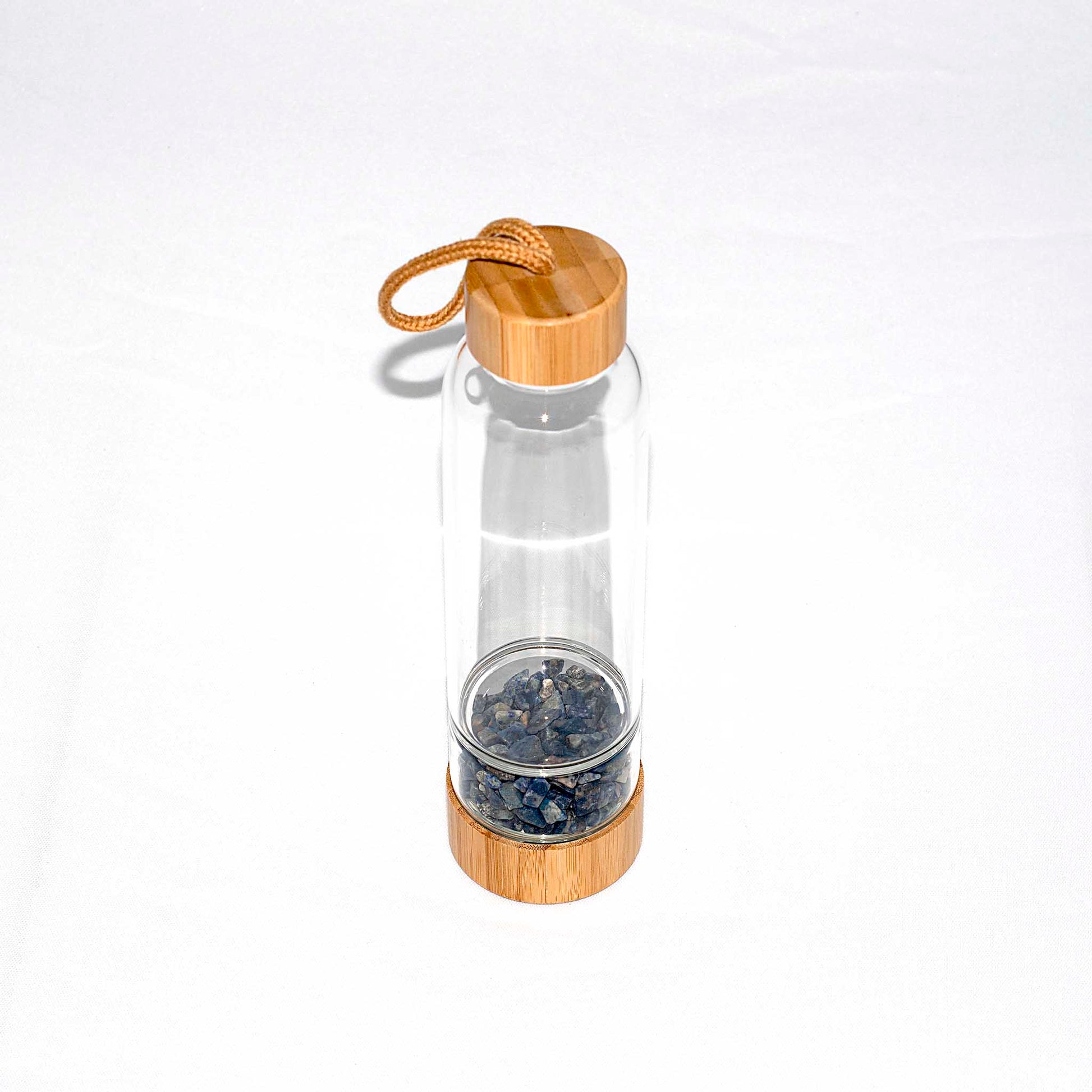 Sodalito kristalais įkrauta gertuvė su natūraliu bambuko pagrindu