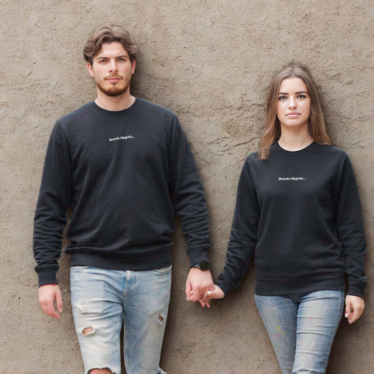 Ekologiškas unisex džemperis be kapišono „Skrendu i Niujorkà“, modeliai pozuoja lauke