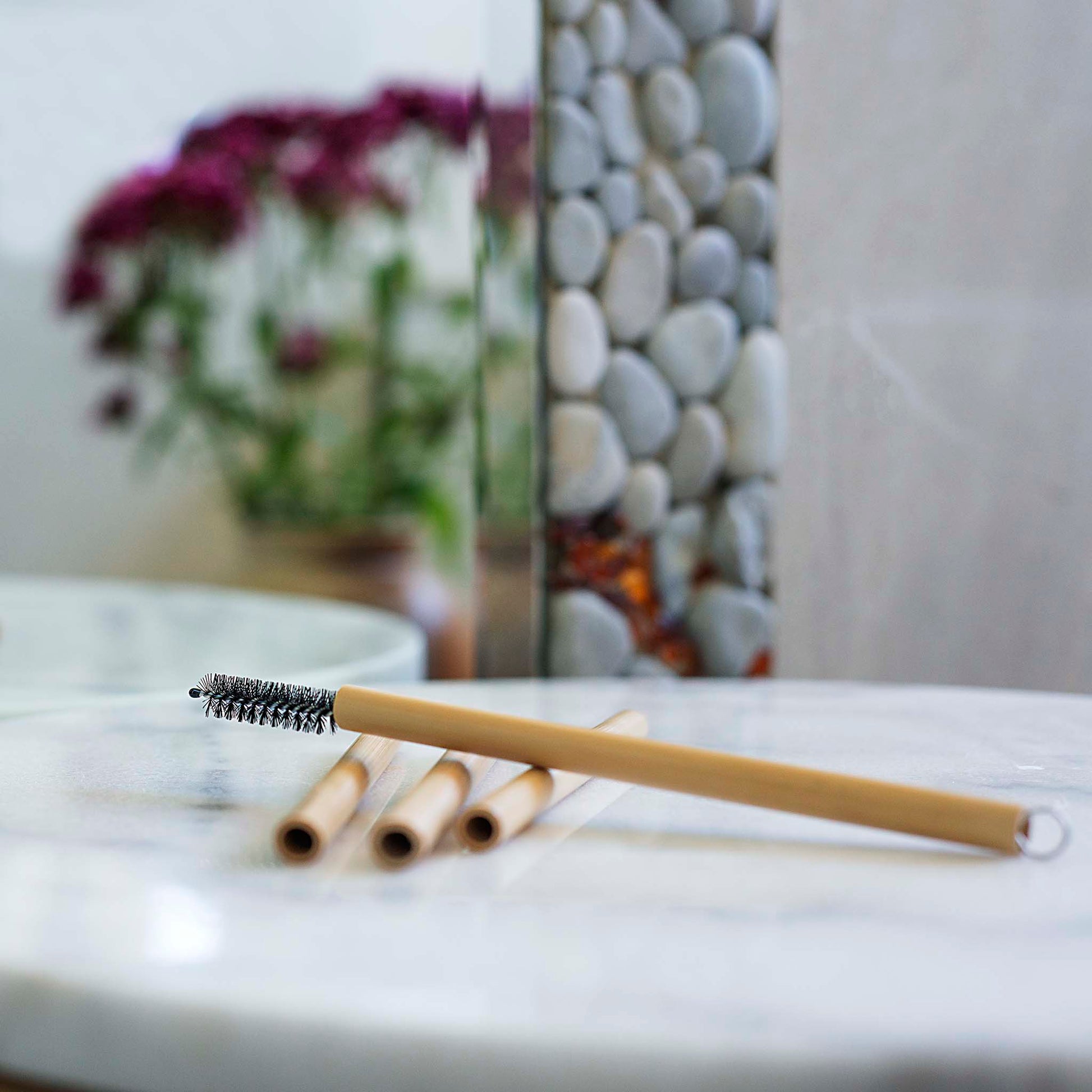 Bambukiniai šiaudeliai natūraliame fone – tvarus pasirinkimas be plastiko