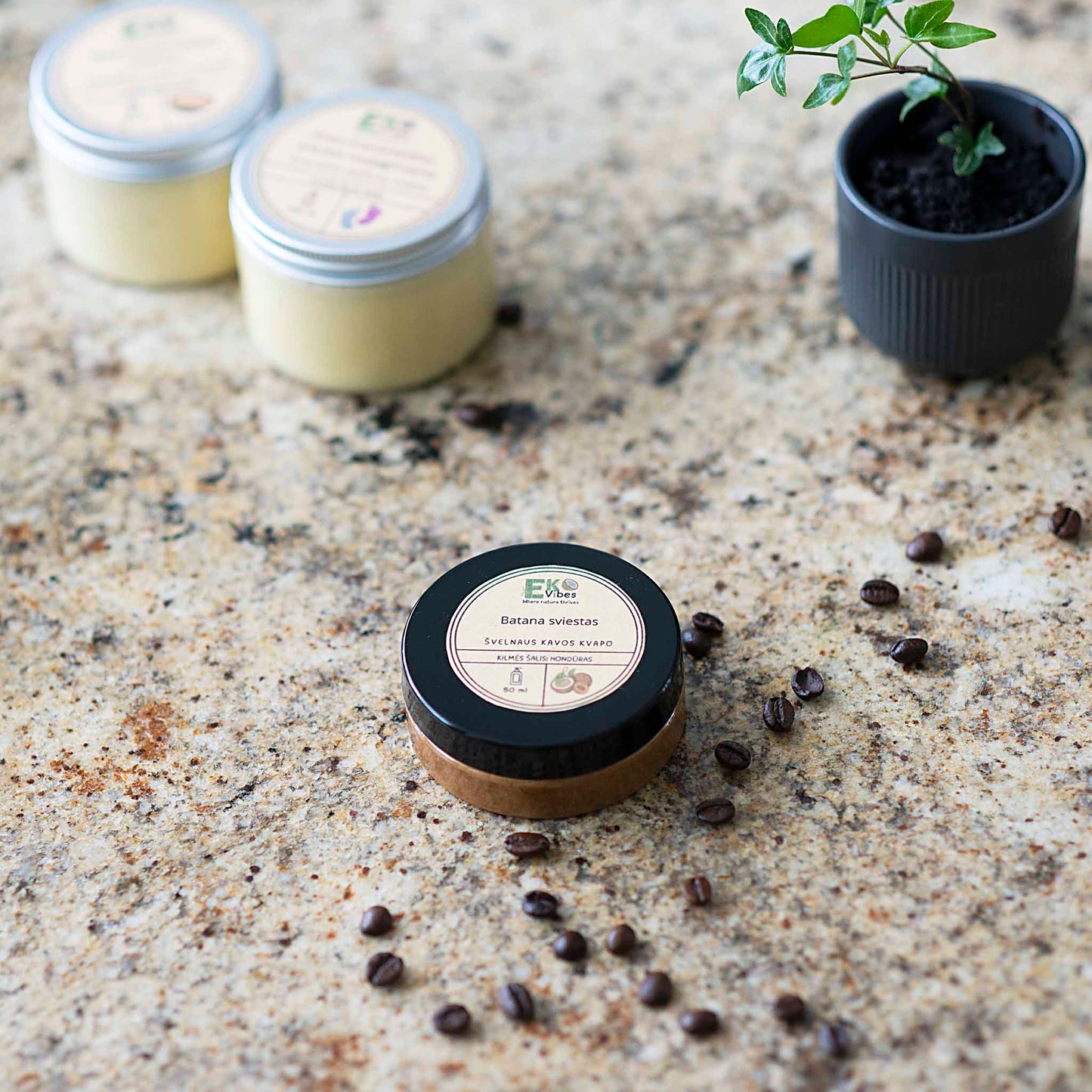 Batana sviesto tekstūra stiklainyje – kvapnus kavos prisilietimas