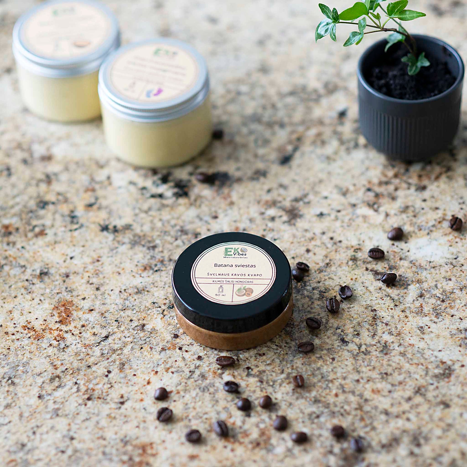 Batana sviesto tekstūra stiklainyje – kvapnus kavos prisilietimas