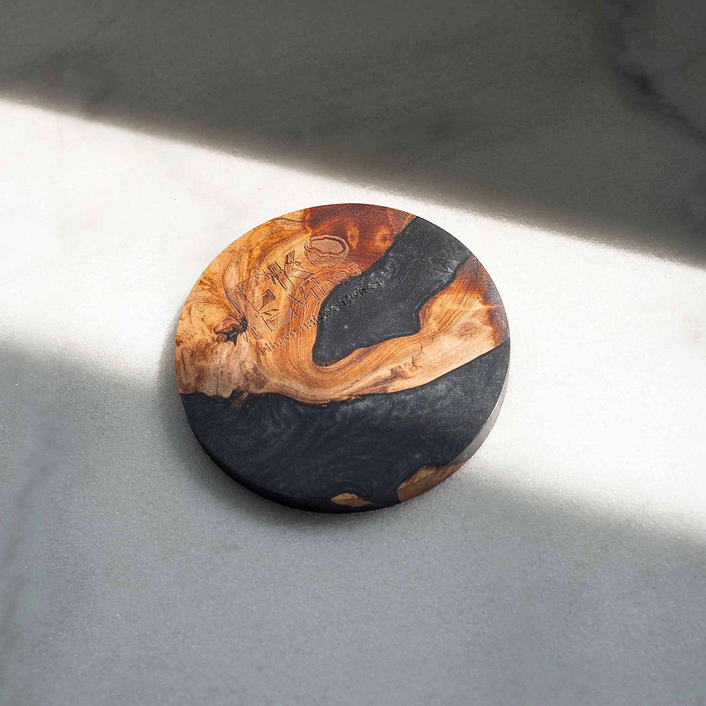 Stilingas juodas padėkliukas su natūraliu medžio raštu