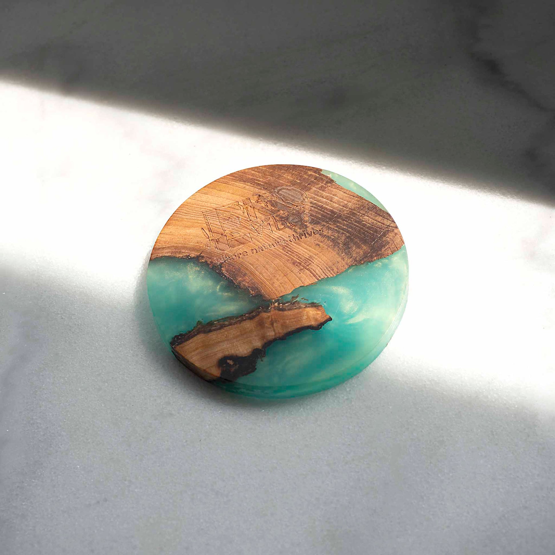 Žalias epoksidinis padėkliukas su natūraliu medžio raštu