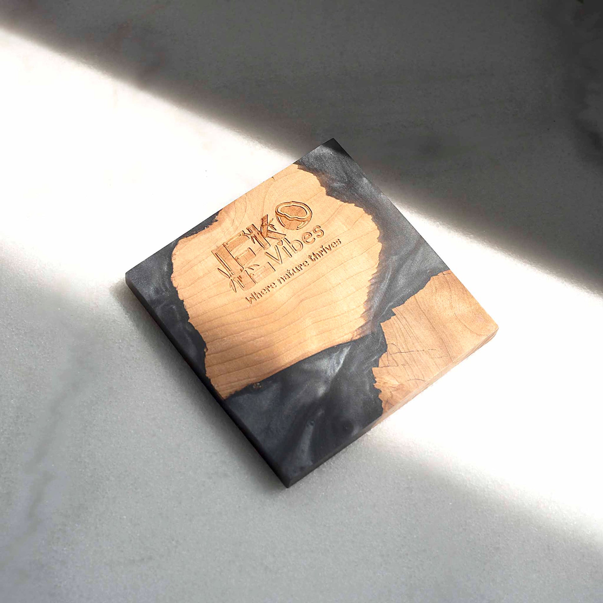 Stilingas padėkliukas su juoda epoksidine derva – rankų darbo