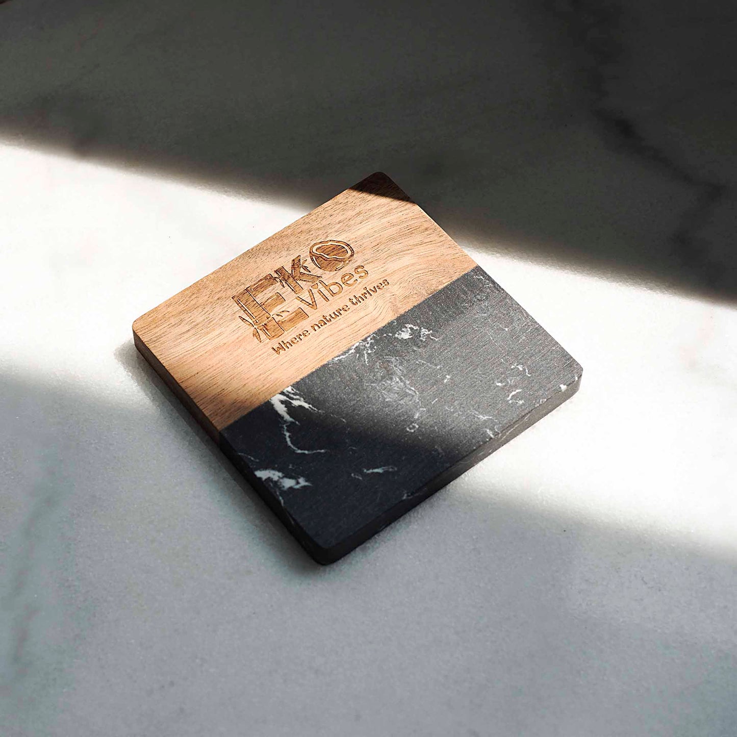 Stilingas padėkliukas iš natūralaus marmuro ir medžio