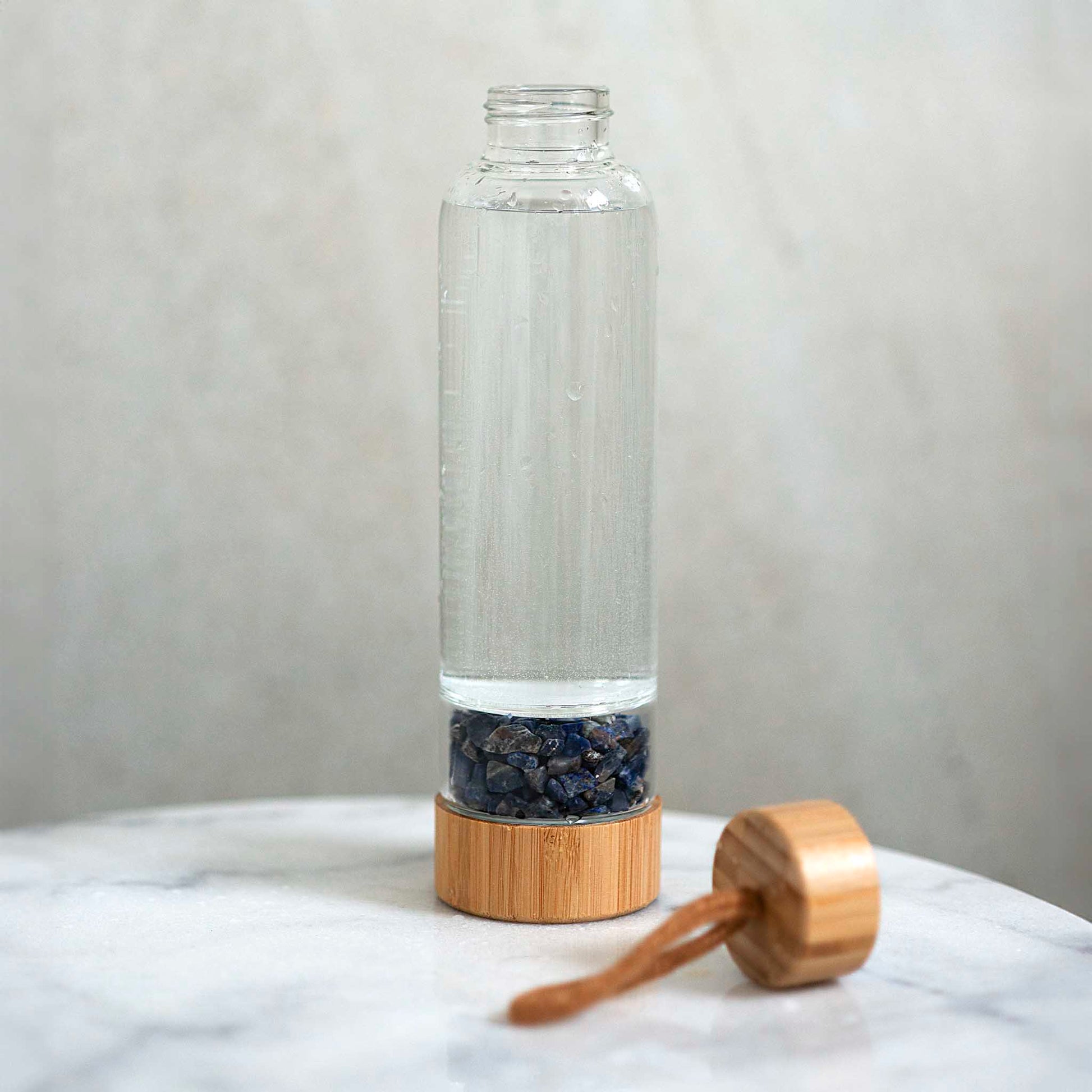 Gertuvė su Sodalito kristalais – ramybei, aiškumui ir sąmoningam vandens gurkšniui