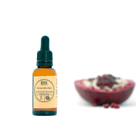 Granatų sėklų aliejus natūraliame fone – antioksidantų turtingas pasirinkimas