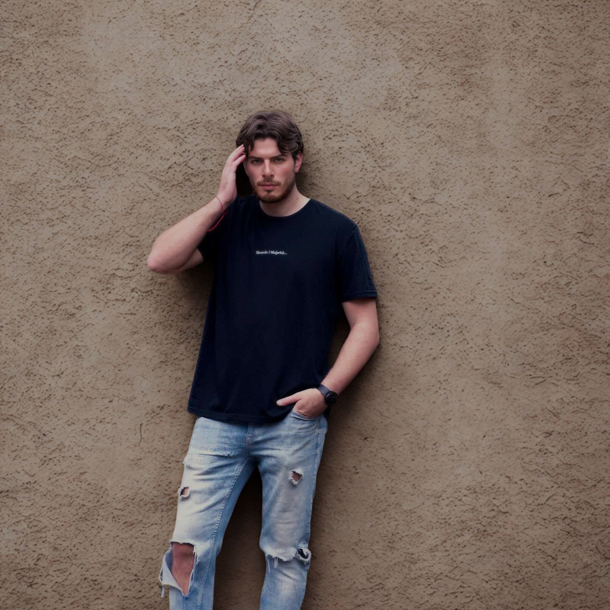 Juodi organinės medvilnės marškinėliai „Skrendu i Niujorkà“ dėvimi vyro