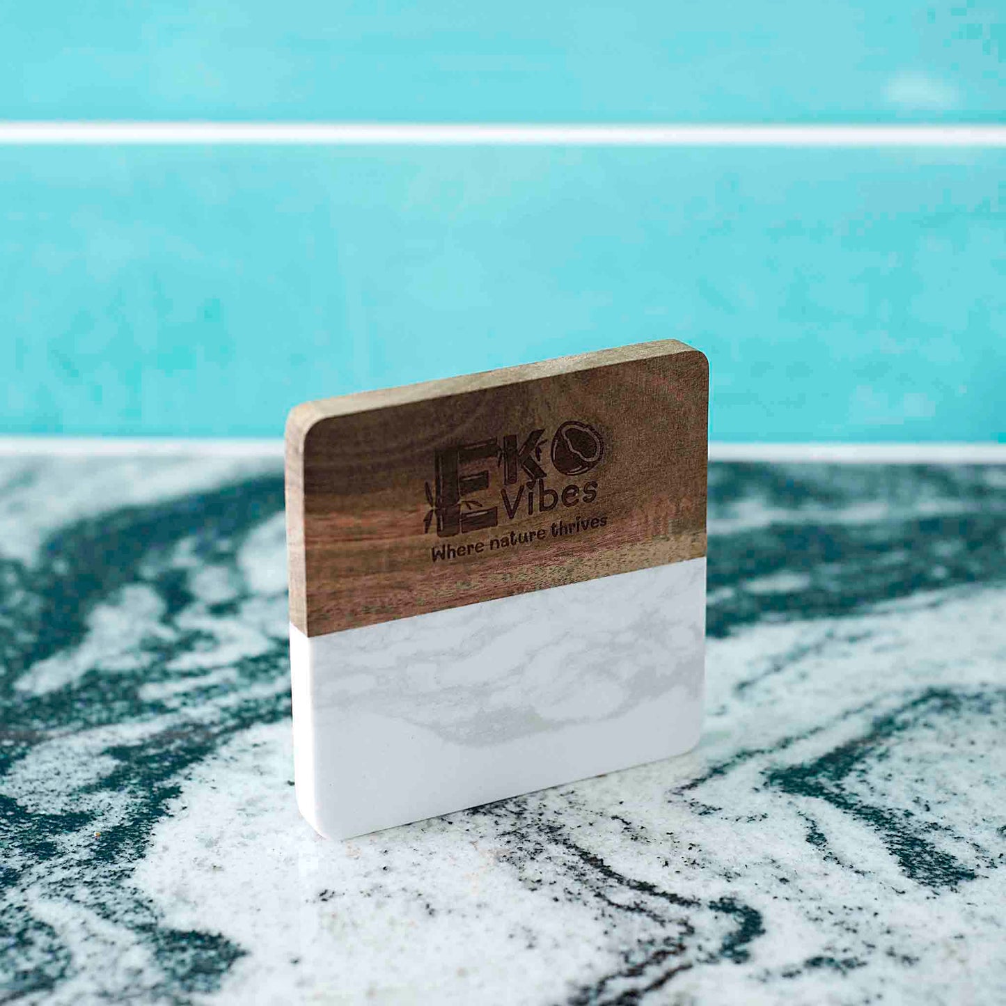 Kvadratinis padėkliukas iš medžio ir balto marmuro – 10×10 cm