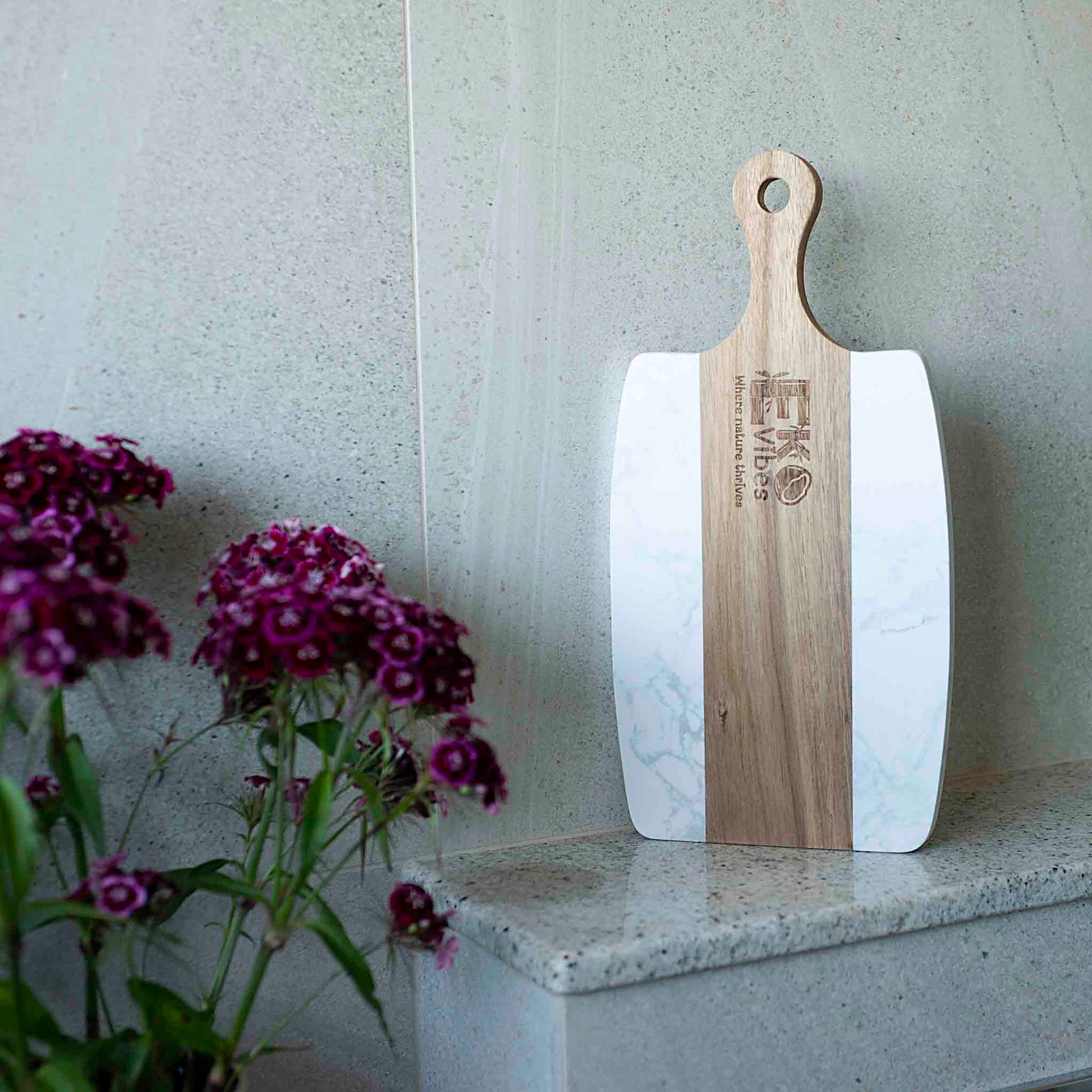 Stilingas serviravimo padėklas su baltu marmuru ir medžiu