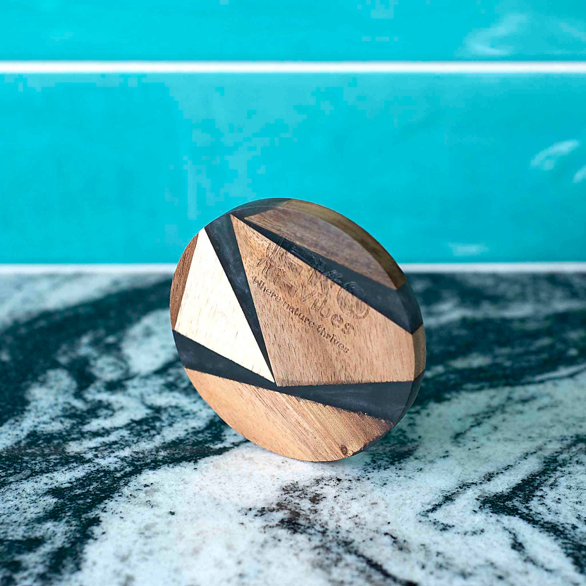 Gėrimų padėkliukas iš akacijos medžio ir juodos epoksidinės dervos