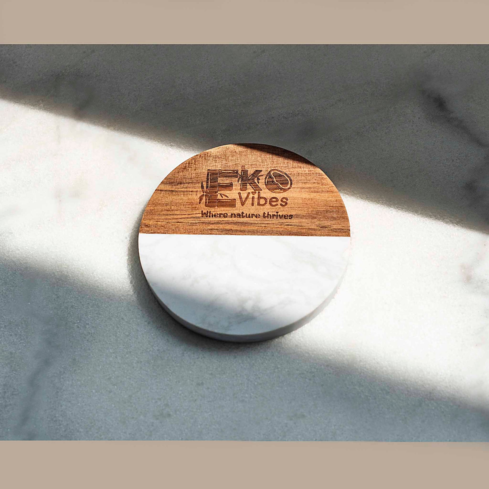 Elegantiškas apvalus padėkliukas iš balto marmuro ir medienos