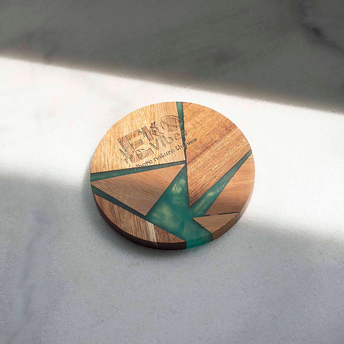 Rankų darbo padėkliukas su žalia epoksidine derva – akacijos mediena