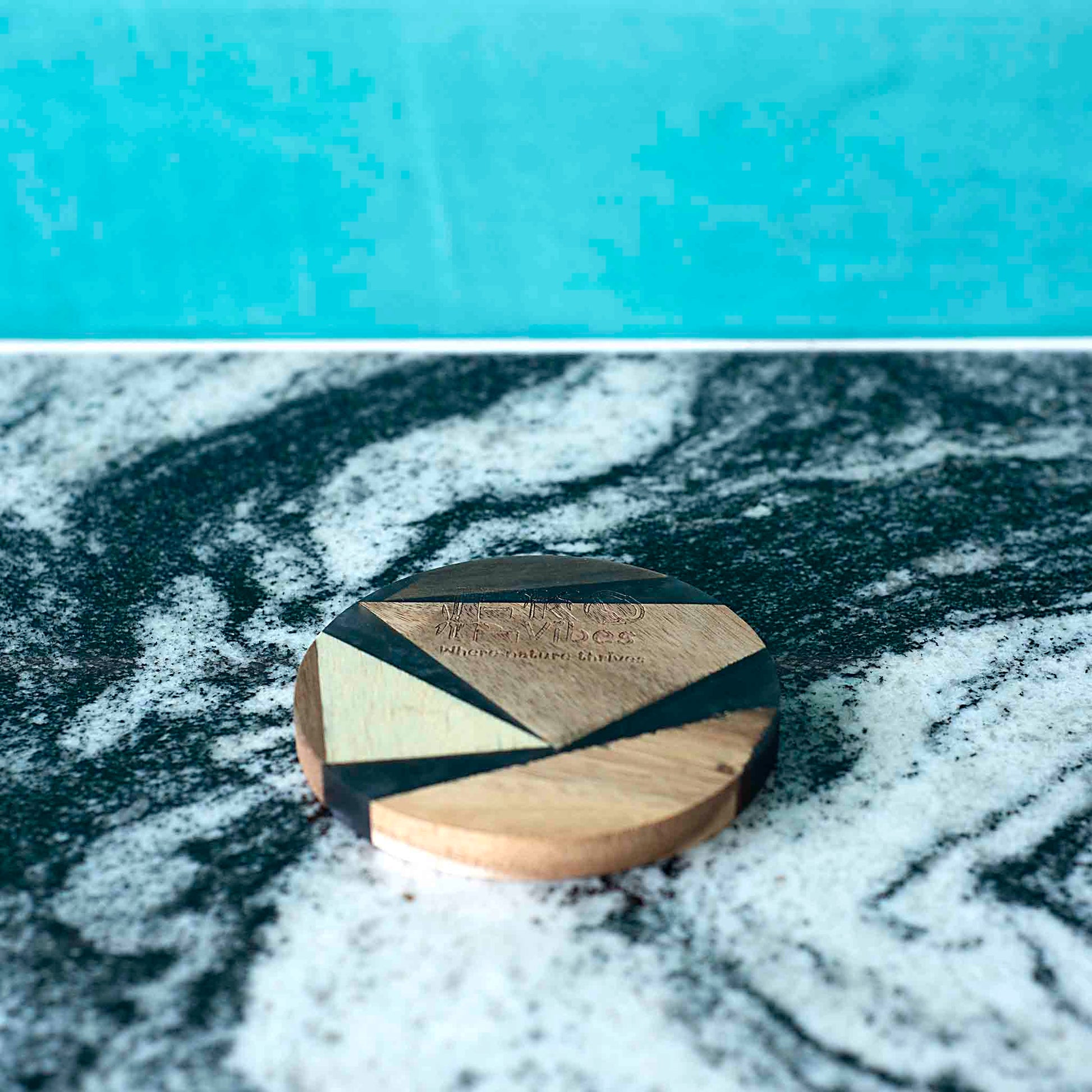 Tvarus padėkliukas su juoda epoksidine derva – elegancija ant tavo stalo