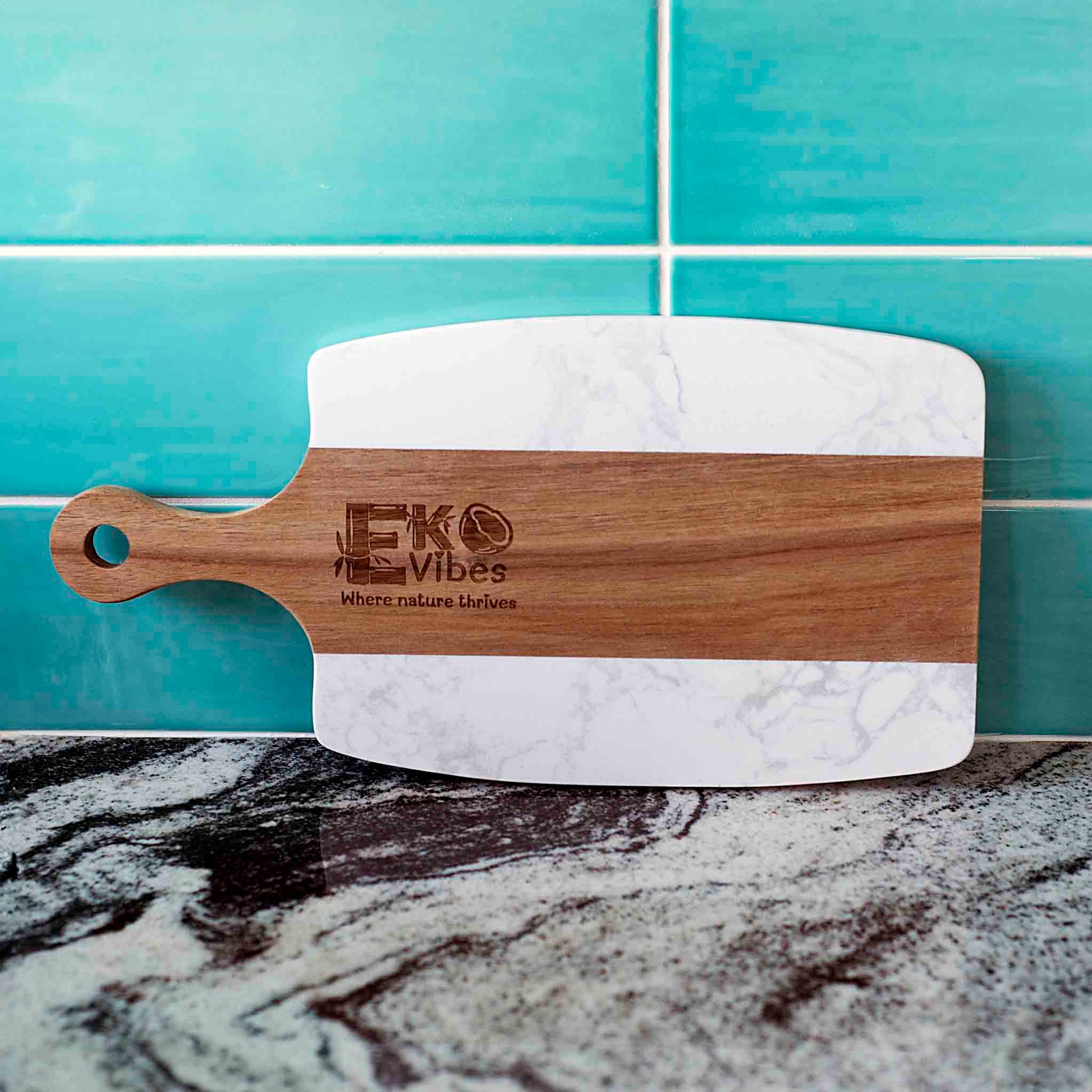 Virtuvinis padėklas su baltu marmuru – tvari ir stilinga lenta