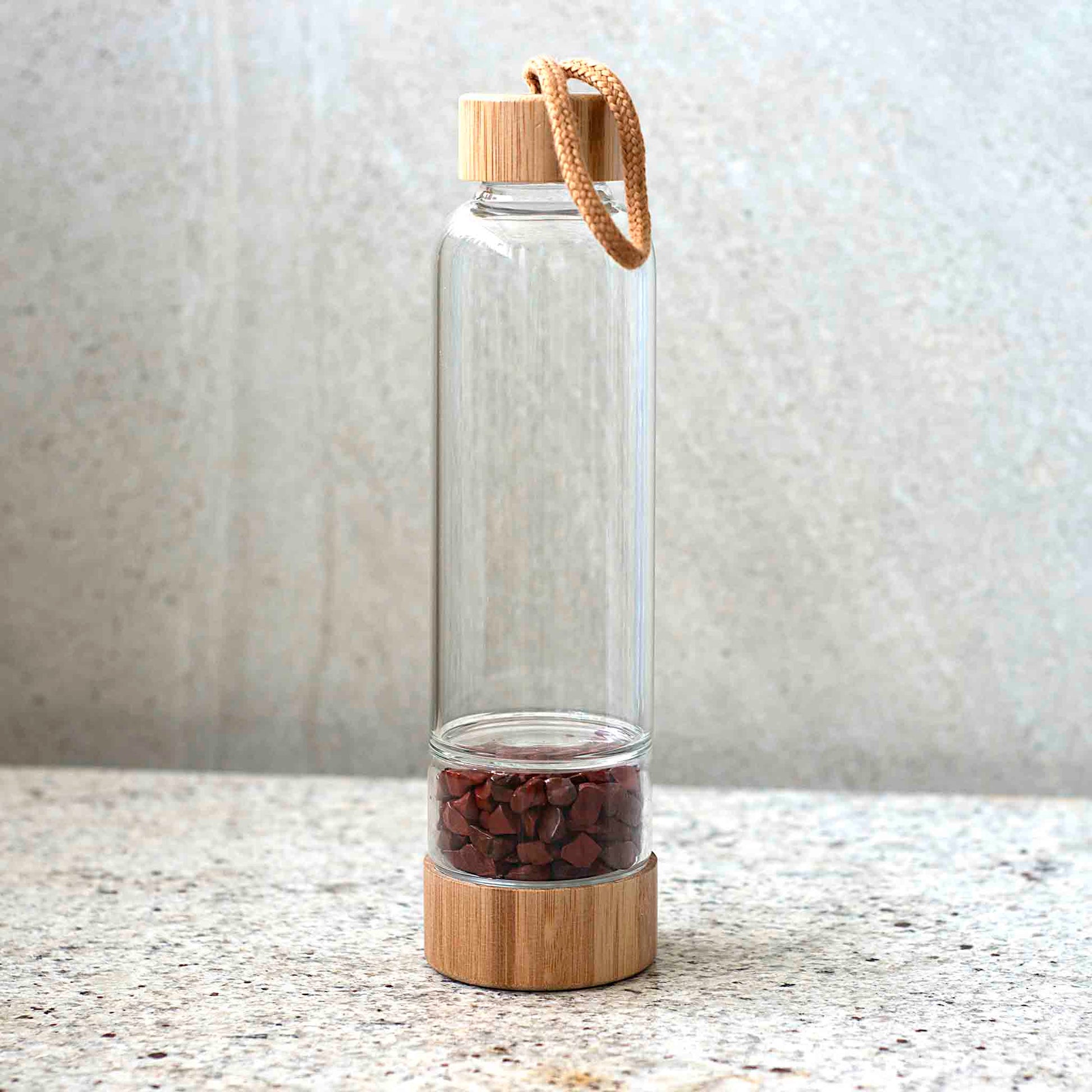 Stiklinė gertuvė su Red Jasper kristalais ir bambuko dangteliu – 400 ml