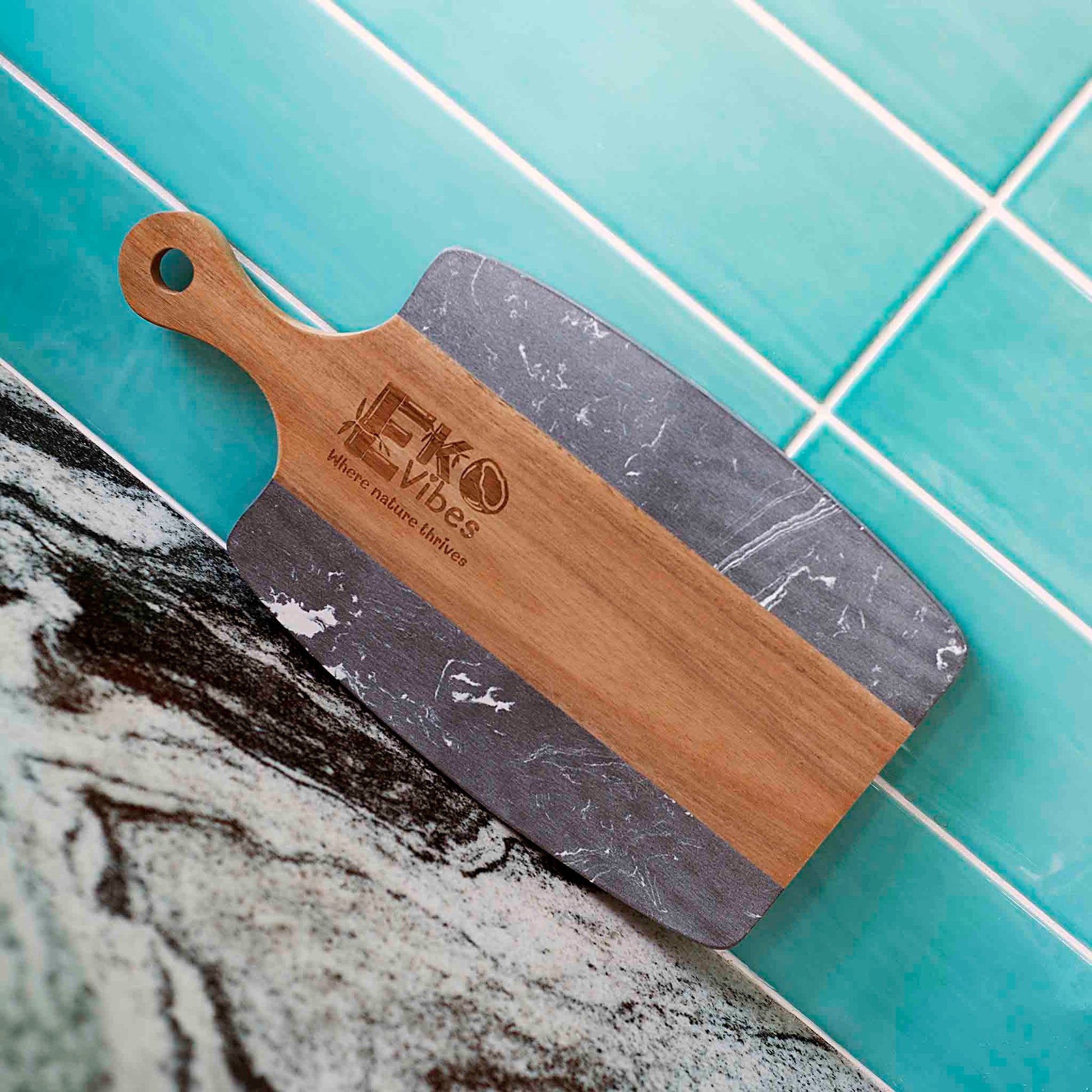 Stilingas virtuvės aksesuaras – medinė lenta su marmuru