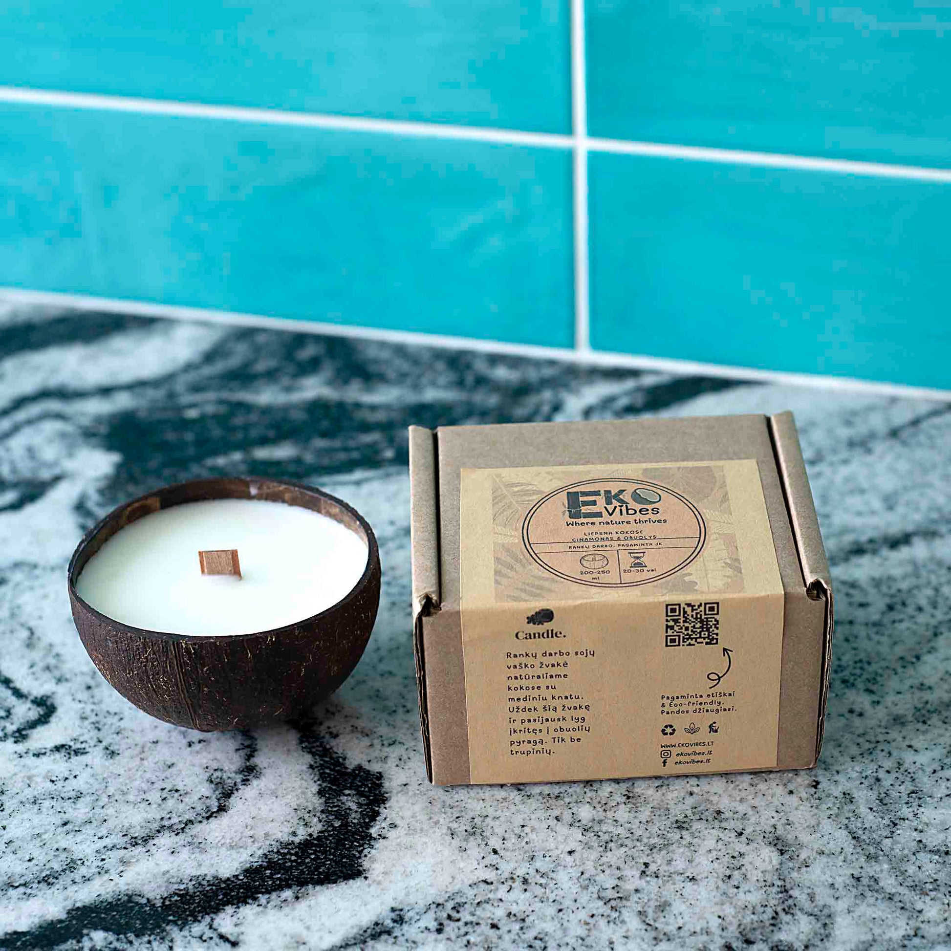 Dovanų rinkinys: žvakė Cinamonas ir obuolys su dėžute – rankų darbo