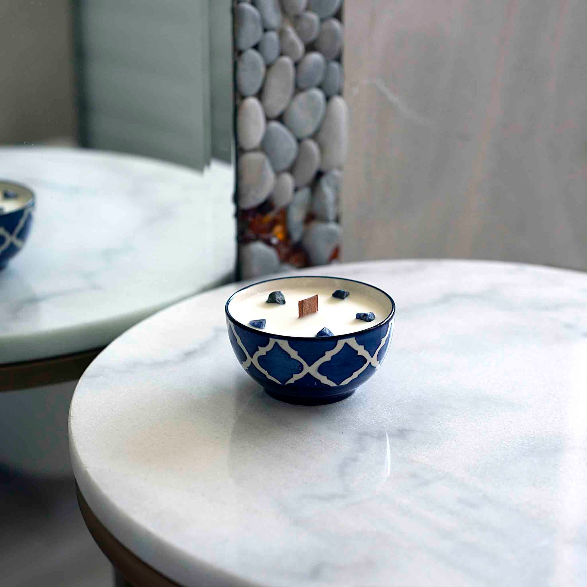 Rankų darbo sojų vaško žvakė – Jūros kvapas su sodalito kristalais, keramikoje