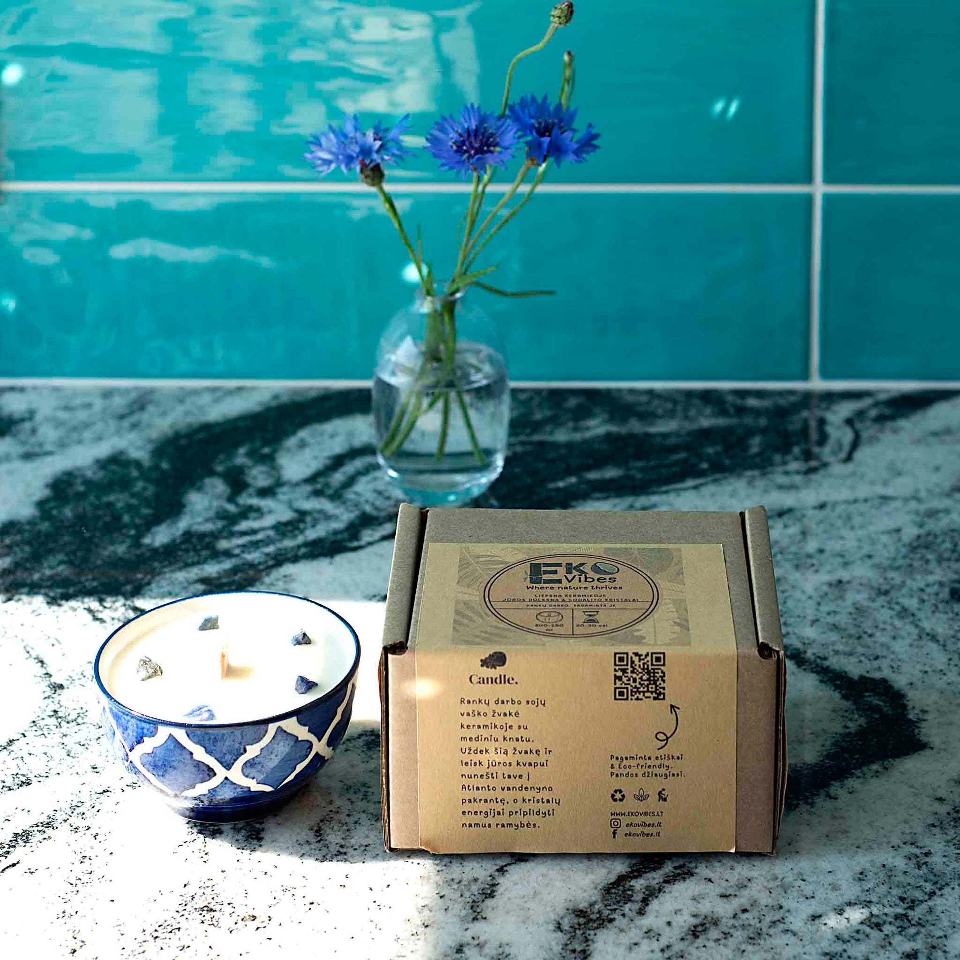 Dovanų rinkinys: žvakė Jūros kvapas su sodalito kristalais su dėžute – rankų darbo