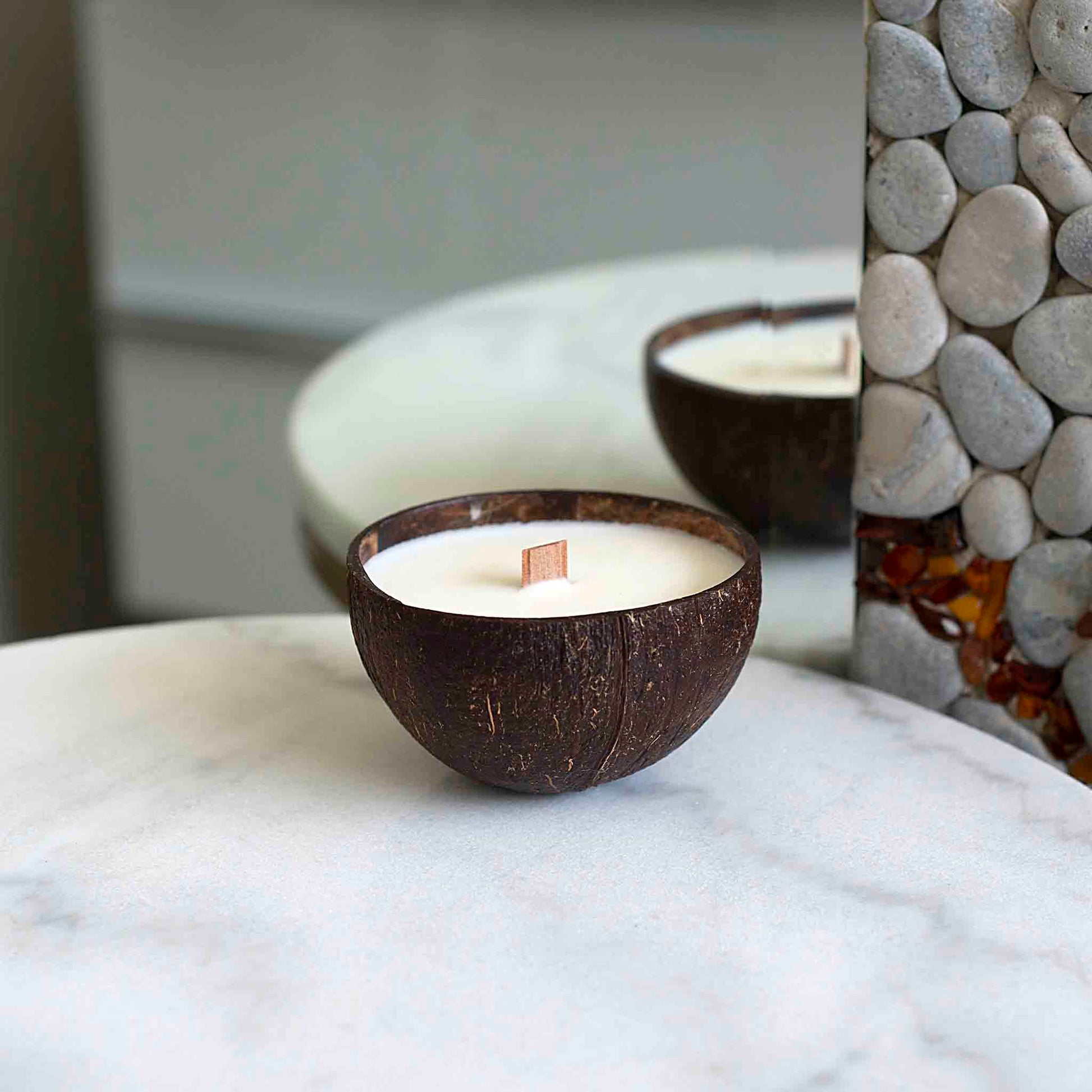 Rankų darbo sojų vaško žvakė – Kokoso kvapas, natūraliame kokoso kevale