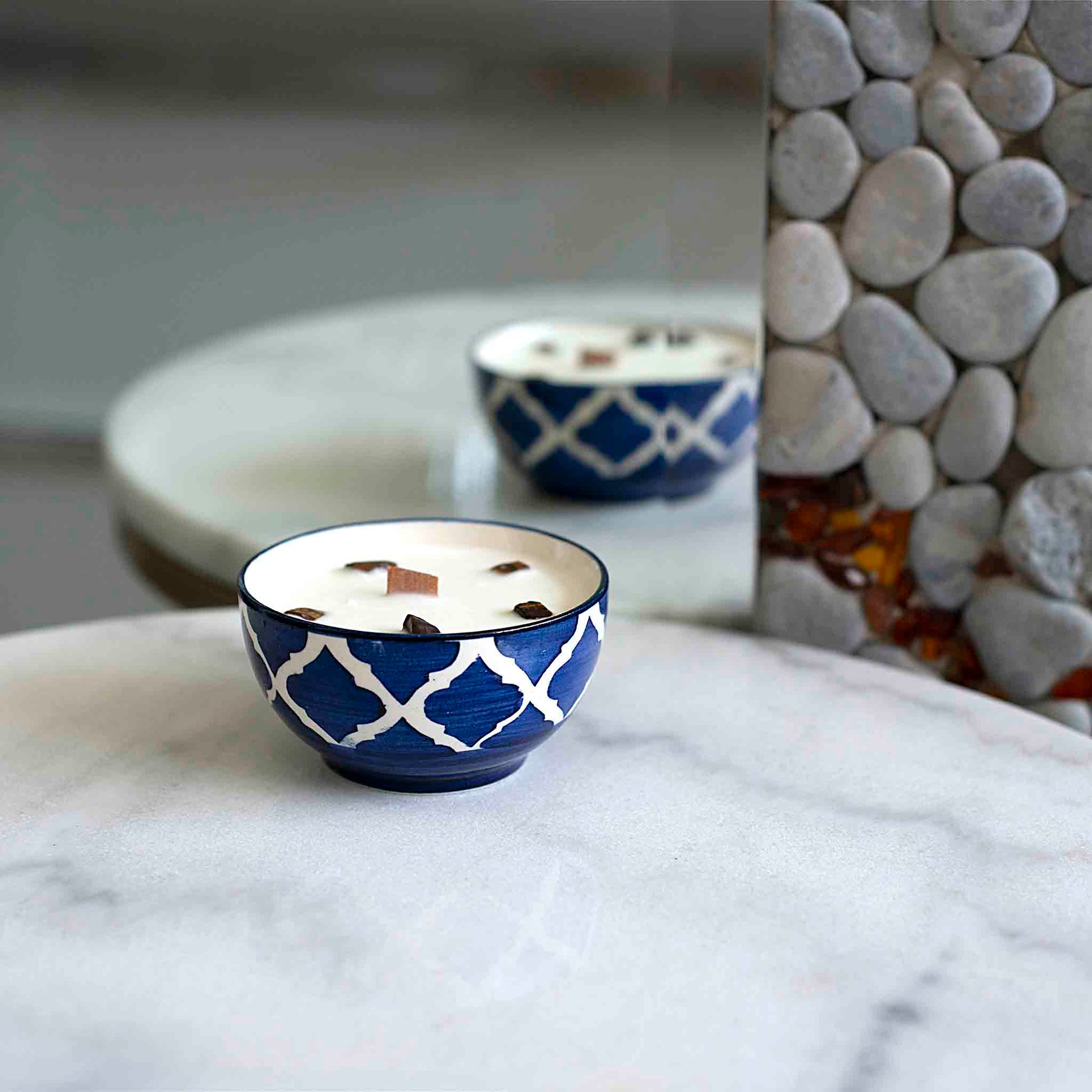 Rankų darbo sojų vaško žvakė – Kokoso kvapas su tigro akies kristalais, keramikoje