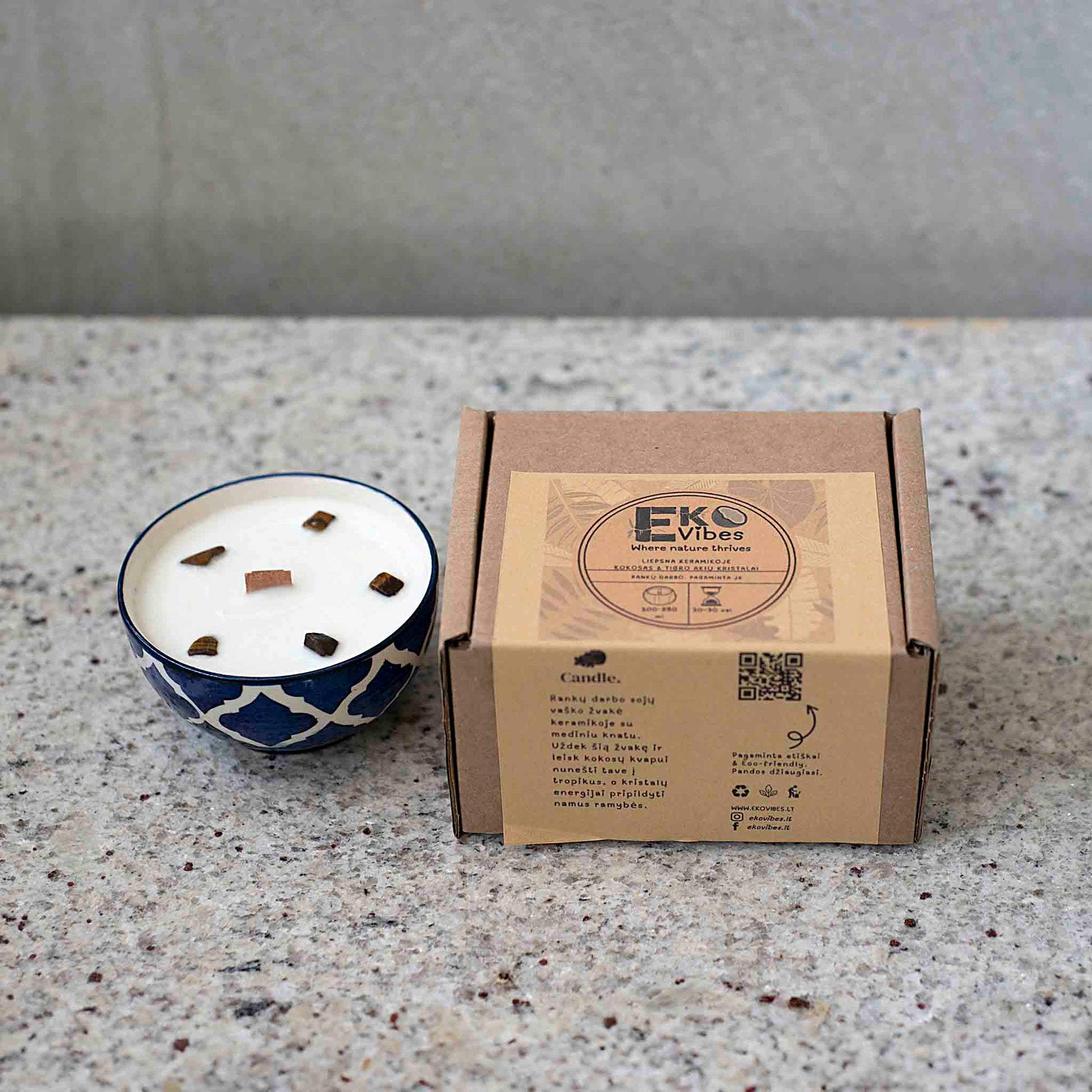 Žvakė Kokoso kvapas su tigro akies kristalais su ekologiška pakuote – EkoVibes