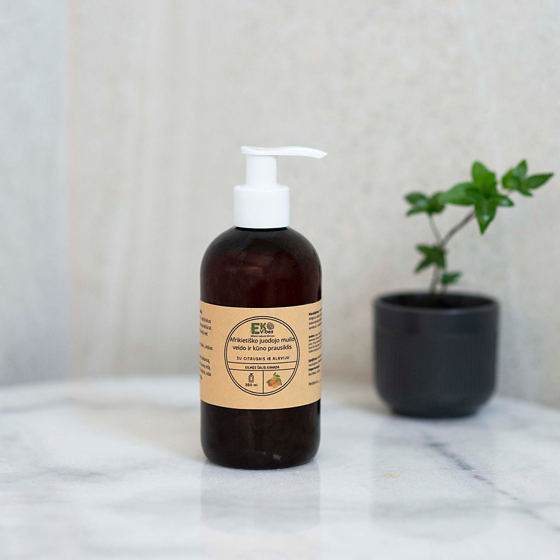 Afrikietiško juodojo muilo prausiklis su citrusais ir alaviju – EkoVibes, 250 ml