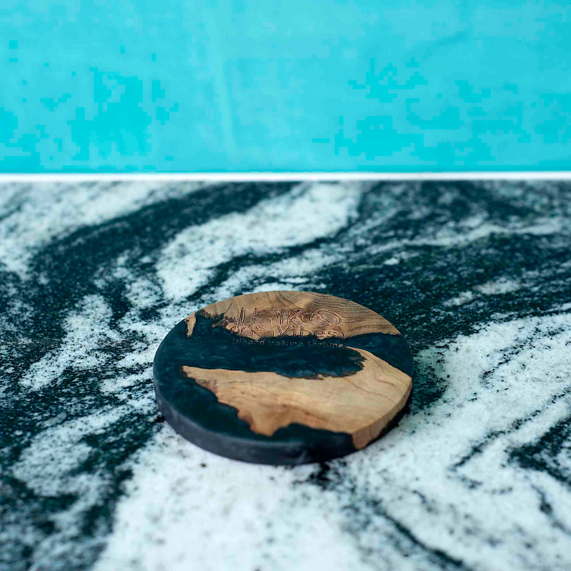 Rankų darbo apvalus padėkliukas – akacijos mediena ir juoda derva