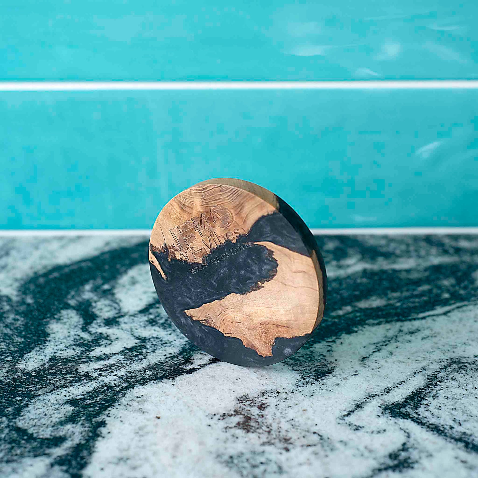 Apvalus padėkliukas iš akacijos medžio ir juodos epoksidinės dervos