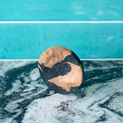 Apvalus padėkliukas iš akacijos medžio ir juodos epoksidinės dervos