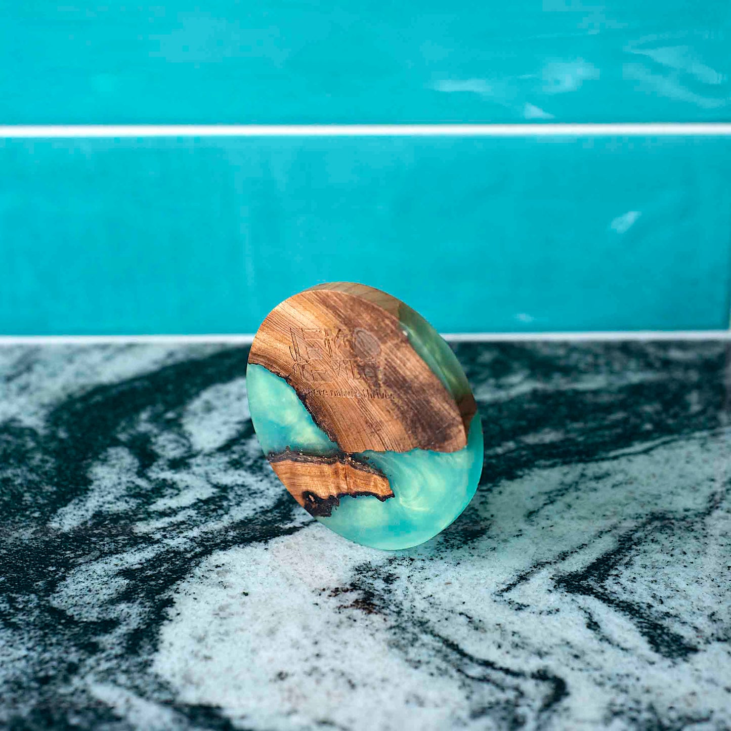 Apvalus padėkliukas iš akacijos medžio ir žalios epoksidinės dervos