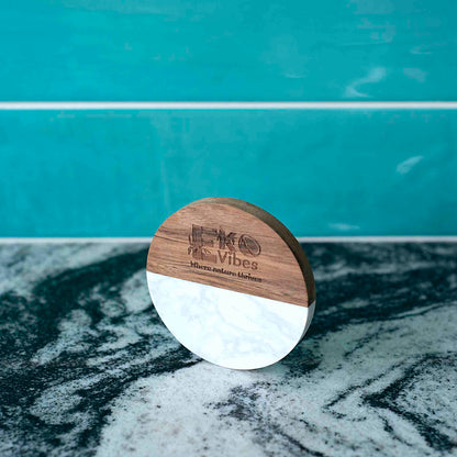 Apvalus padėkliukas iš medžio ir balto marmuro – 10×10 cm