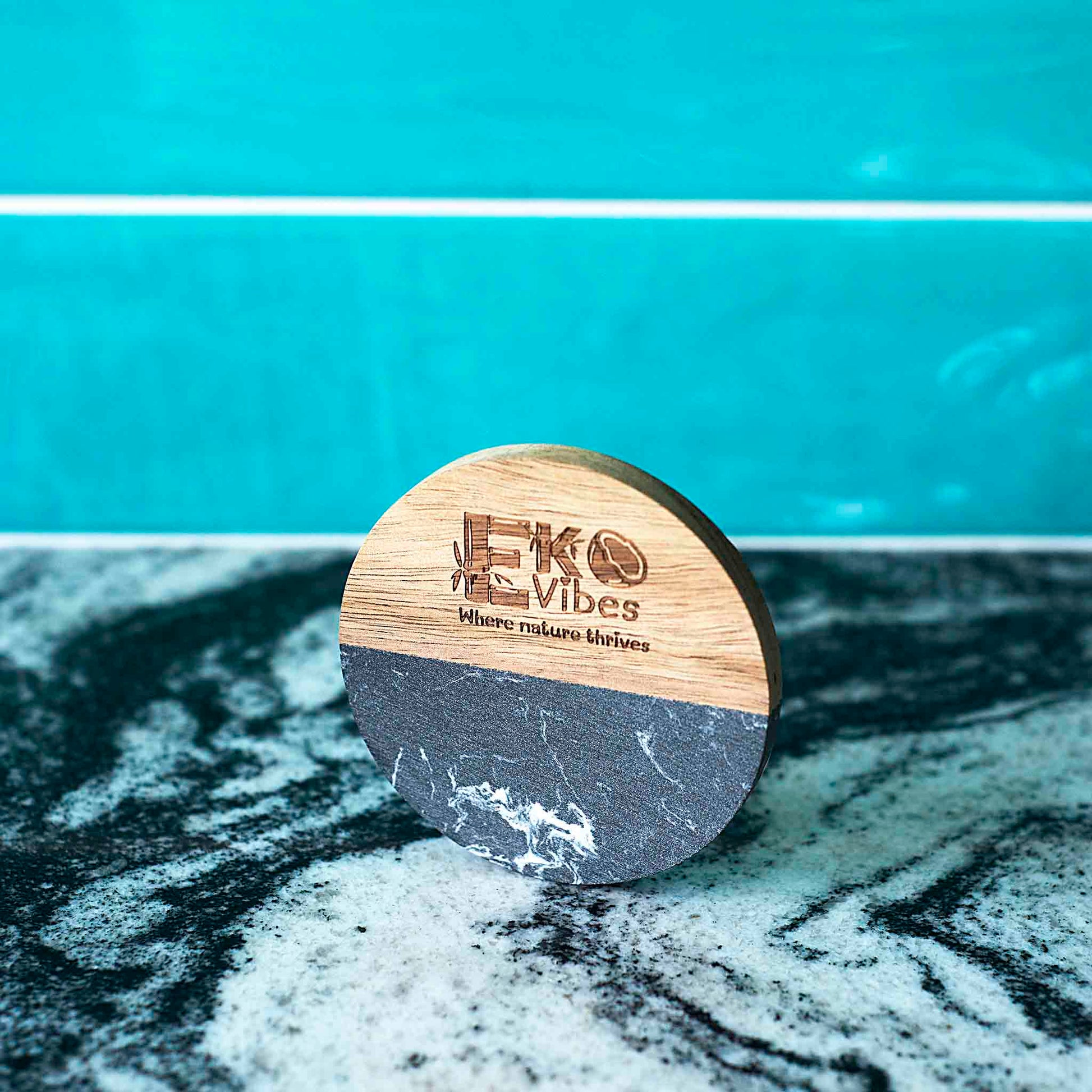 Apvalus padėkliukas iš medžio ir juodo marmuro – 10×10 cm