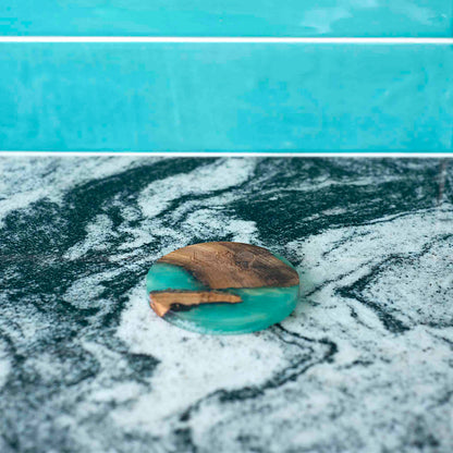 Rankų darbo žalias padėkliukas – apvali forma ir natūrali mediena