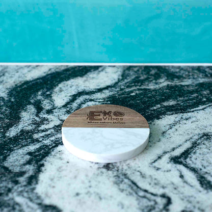 Baltas marmuro ir medžio apvalus padėkliukas gėrimams