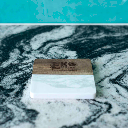 Rankų darbo kvadratinis padėkliukas su baltu marmuru ir mediena