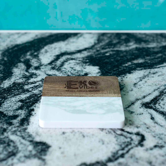 Rankų darbo kvadratinis padėkliukas su baltu marmuru ir mediena