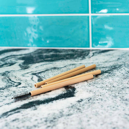 Bambukinis šiaudelis su įstatytu šepetėliu – kaip lengvai išvalyti daugkartinius šiaudelius