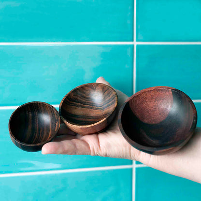 Ekologiški sono medžio dubenėliai rankoje – tinka prieskoniams ar užkandžiams.