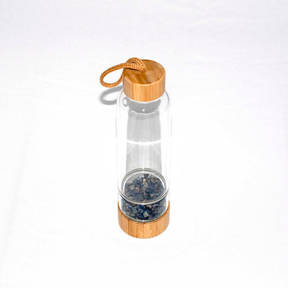 Sodalito kristalais įkrauta gertuvė su natūraliu bambuko pagrindu