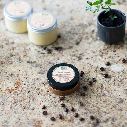 Batana sviesto tekstūra stiklainyje – kvapnus kavos prisilietimas